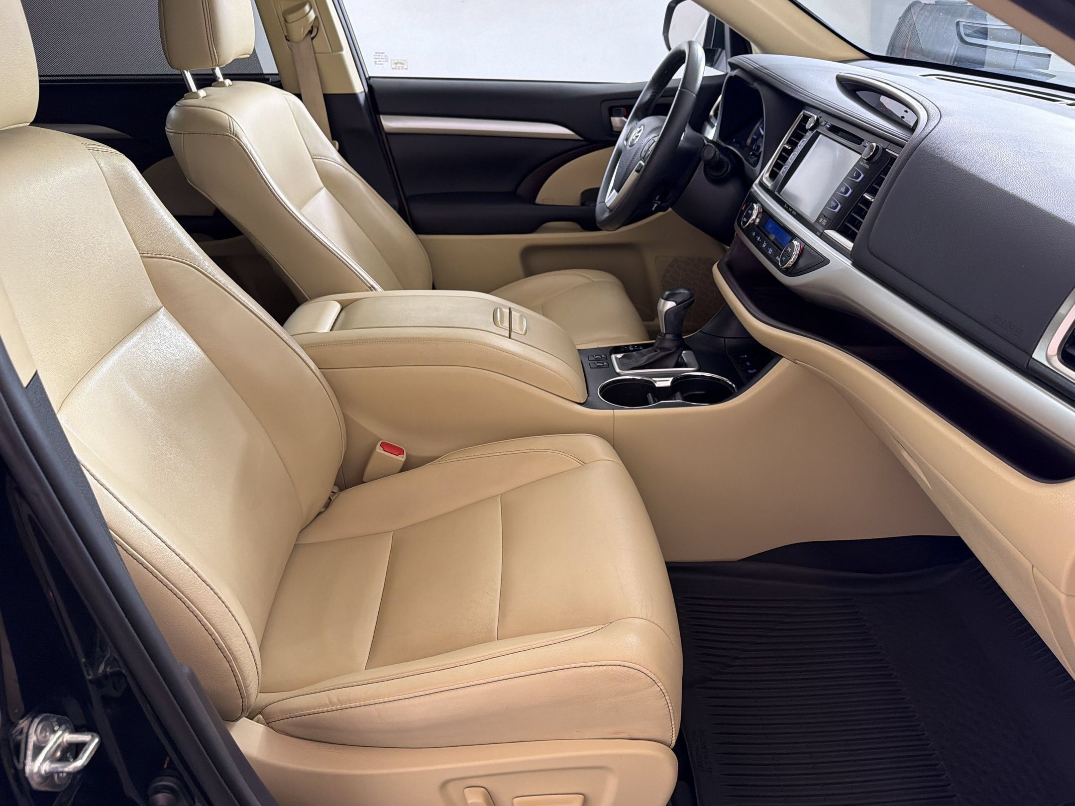 Used 2019 Toyota Highlander XLE AWD/4WD image 29