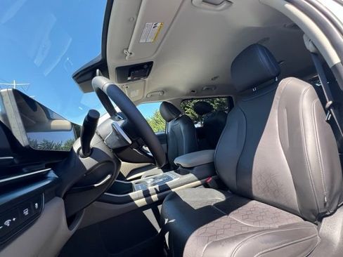 Used 2026 Kia Carnival LXS FWD image 17