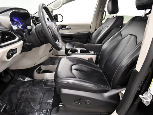 Used 2024 Chrysler Pacifica Touring-L FWD image 14