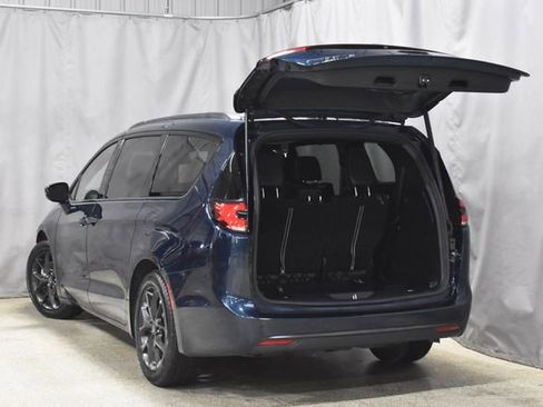 Certified 2025 Chrysler Pacifica Limited image 39