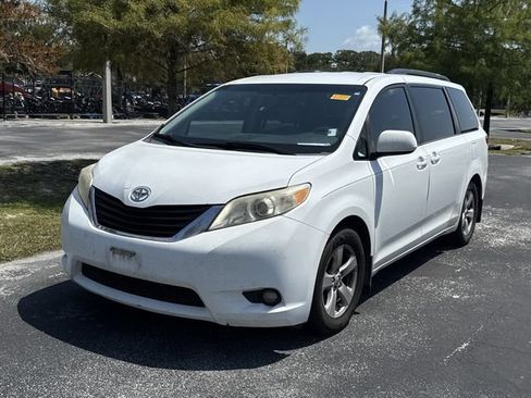 Used 2014 Toyota Sienna LE FWD image 2