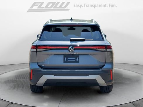 Certified 2025 Volkswagen Tiguan SE image 8