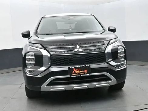 Used 2024 Mitsubishi Outlander FWD image 3