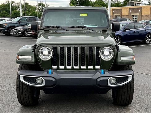 Used 2022 Jeep Wrangler Unlimited Sahara w/ Cold Weather Group AWD/4WD image 2