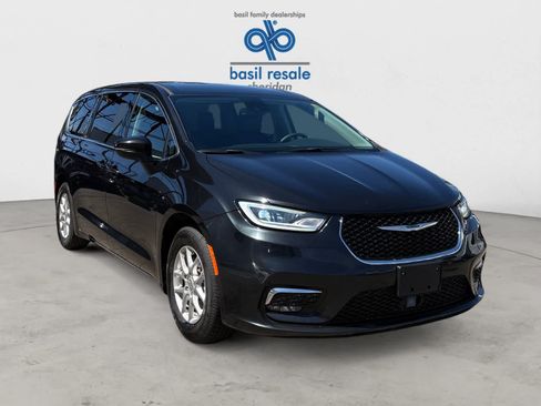 Used 2023 Chrysler Pacifica Touring-L FWD image 33