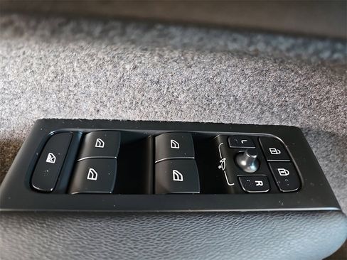 Used 2022 Volvo XC40 T5 R-Design w/ Advanced Package image 28