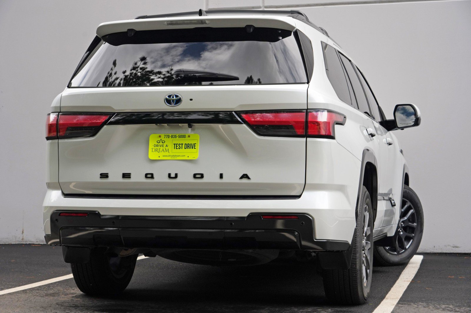 Used 2023 Toyota Sequoia Platinum AWD/4WD image 5