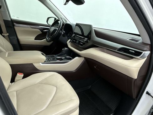 Used 2020 Toyota Highlander Limited image 16