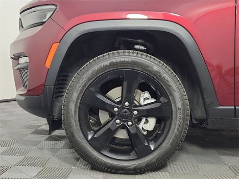 Used 2023 Jeep Grand Cherokee Limited w/ Black Appearance Package image 17