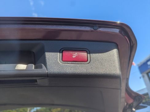 Used 2010 Mercedes-Benz GLK 350 4MATIC image 45