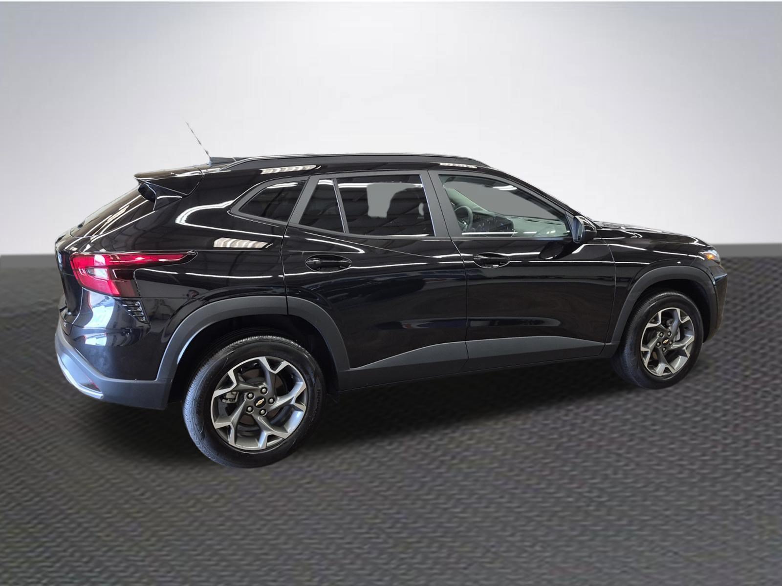 Used 2025 Chevrolet Trax LT FWD image 4
