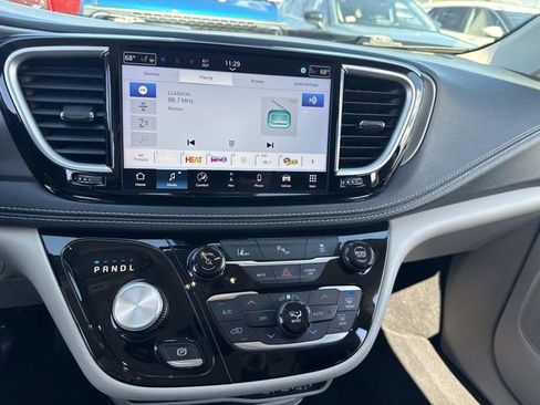 Used 2024 Chrysler Pacifica Limited FWD image 23