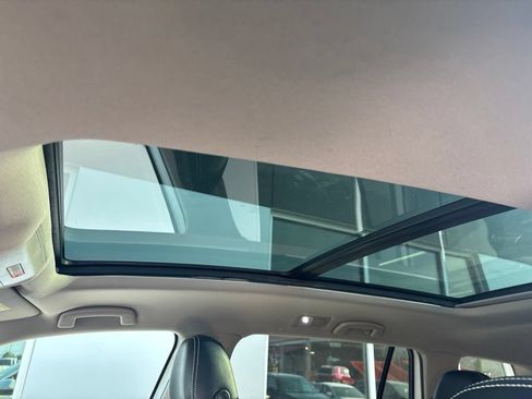 Used 2022 Volkswagen Atlas SE w/ Panoramic Sunroof Package AWD/4WD image 6