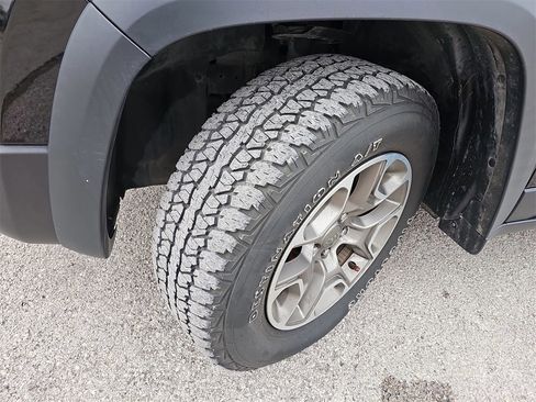 Used 2022 Jeep Cherokee Trailhawk w/ Comfort/Convenience Group image 29