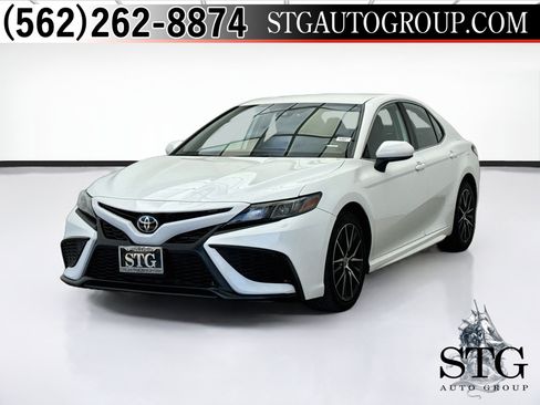 Used 2021 Toyota Camry SE FWD image 1