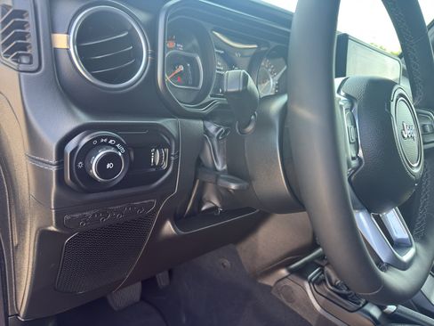 Used 2025 Jeep Wrangler Unlimited Sahara w/ Safety Group AWD/4WD image 14