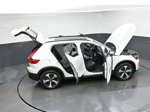 Used 2024 Volvo XC40 B5 Plus image 45