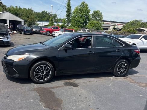 Used 2017 Toyota Camry LE FWD image 2