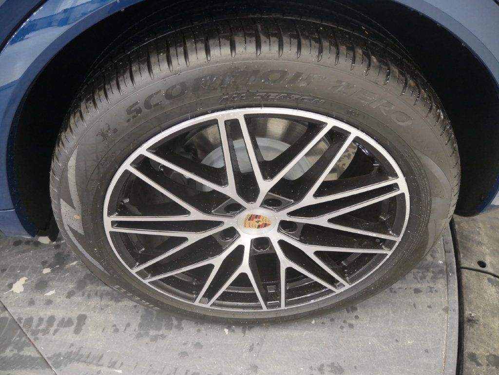 Certified 2026 Porsche Cayenne AWD/4WD image 14