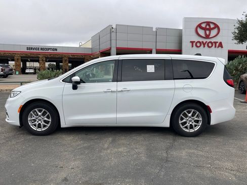 Used 2023 Chrysler Pacifica Touring-L image 8