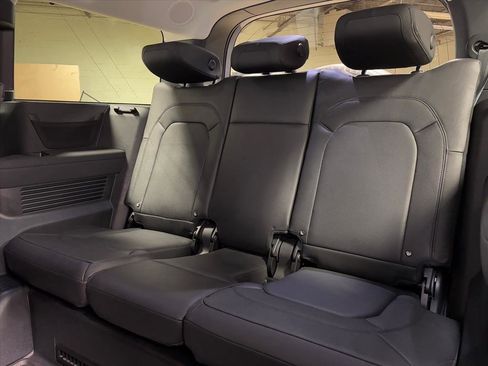 Used 2023 Land Rover Defender 130 SE image 31