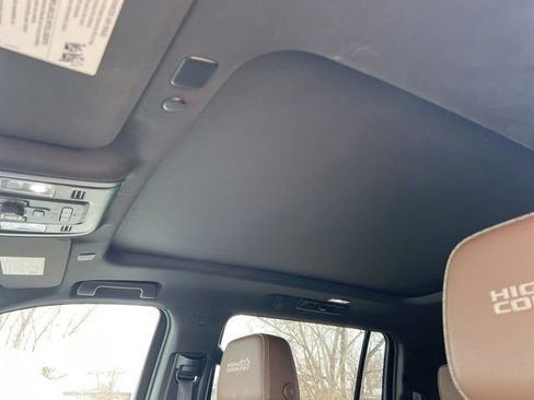 Used 2022 Chevrolet Suburban High Country image 17