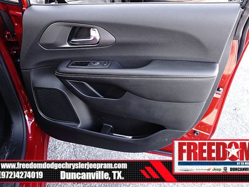 New 2026 Chrysler Pacifica Select image 40