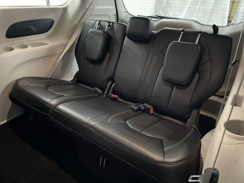 Used 2023 Chrysler Pacifica Touring-L FWD image 19