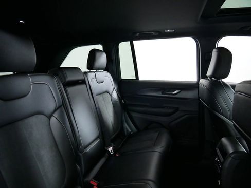 Used 2024 Jeep Grand Cherokee Altitude image 28