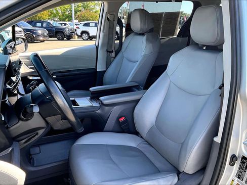 Used 2021 Toyota Sienna XLE FWD image 7