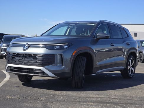 New 2026 Volkswagen Tiguan SE image 3