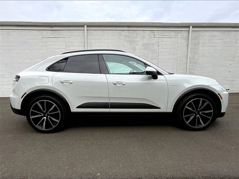 Used 2025 Porsche Macan 4 Electric image 6