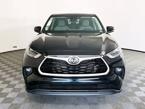 Used 2024 Toyota Highlander LE FWD image 8