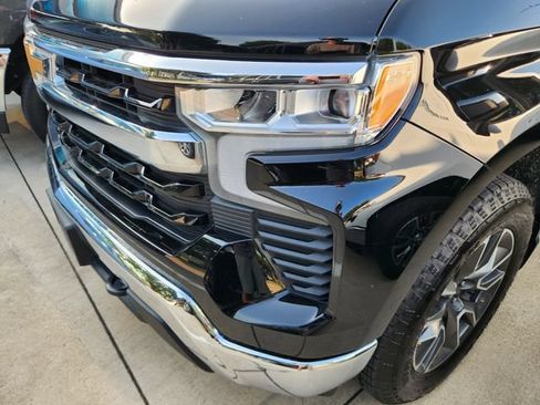 Used 2024 Chevrolet Silverado 1500 LT w/ Z71 Off-Road Package AWD/4WD image 8