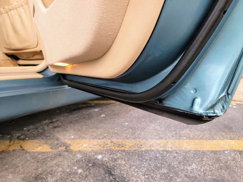 Used 2001 Mercedes-Benz E 320 Sedan image 31