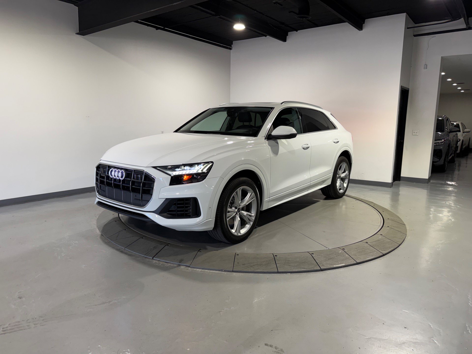 Used 2023 Audi Q8 Premium w/ Convenience Package AWD/4WD image 3