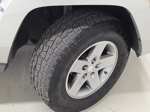 Used 2006 Jeep Commander Limited w/ Trailer Tow Group IV AWD/4WD image 46