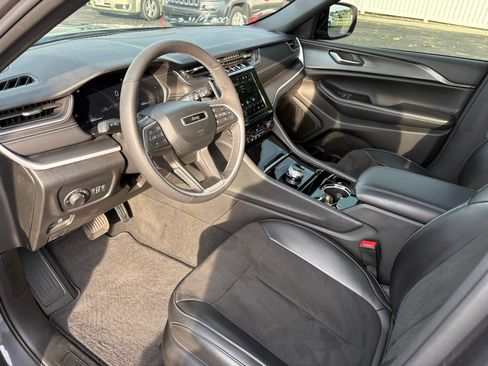 Used 2023 Jeep Grand Cherokee Altitude AWD/4WD image 18