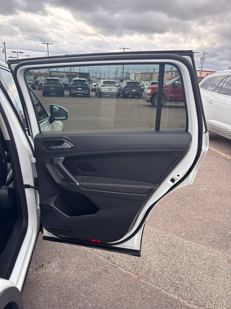 Used 2018 Volkswagen Tiguan SEL AWD/4WD image 16