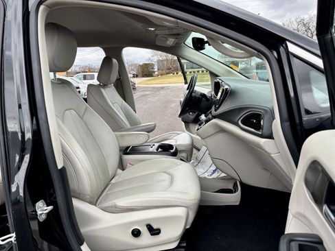 Used 2021 Chrysler Pacifica Touring-L image 11