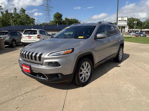 Used 2017 Jeep Cherokee Limited w/ Luxury Group AWD/4WD image 3