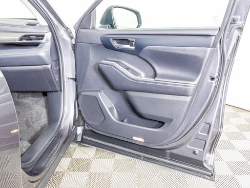 Used 2023 Toyota Highlander XLE image 43