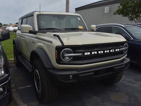 Used 2025 Ford Bronco Outer Banks w/ Sasquatch Package AWD/4WD image 3