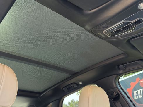 Used 2017 Bentley Bentayga AWD/4WD image 34