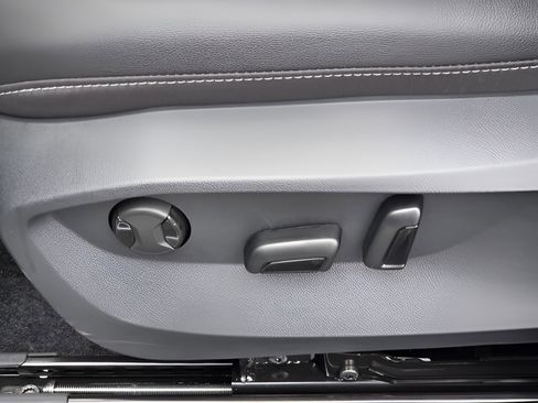 New 2026 Volkswagen Taos SE FWD image 12