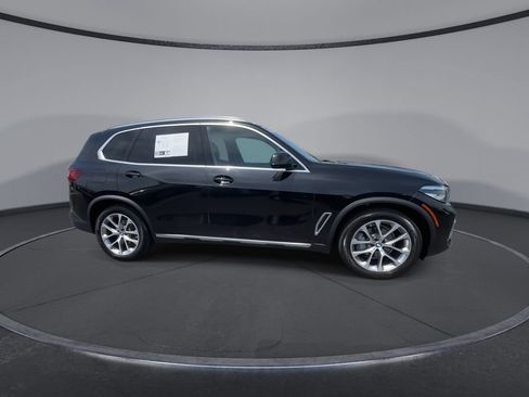 Used 2023 BMW X5 xDrive40i w/ Parking Assistance Package AWD/4WD image 2