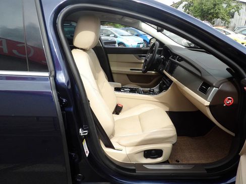 Used 2017 Jaguar XF Prestige image 6