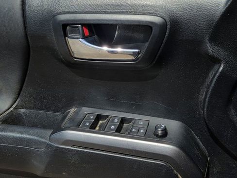 Used 2022 Toyota Tacoma TRD Off-Road AWD/4WD image 18