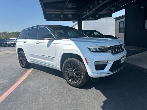 Used 2022 Jeep Grand Cherokee Summit w/ Luxury Tech Group V AWD/4WD image 2