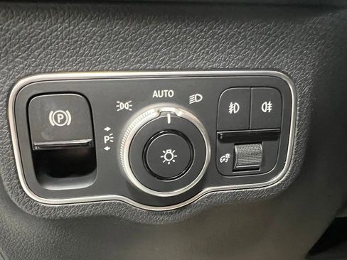 Used 2025 Mercedes-Benz GLB 250 4MATIC image 19